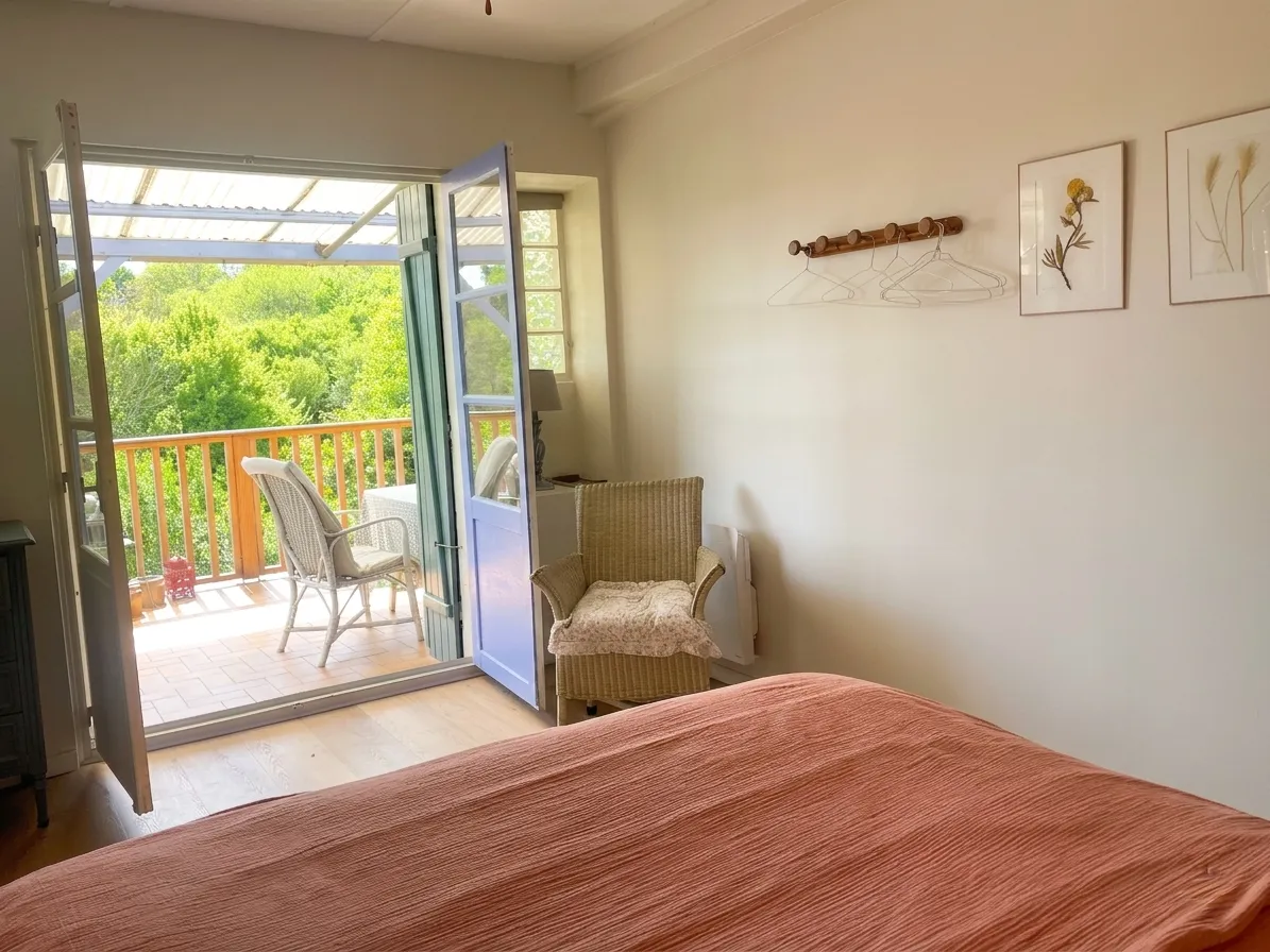 Chambre ouverte sur balcon