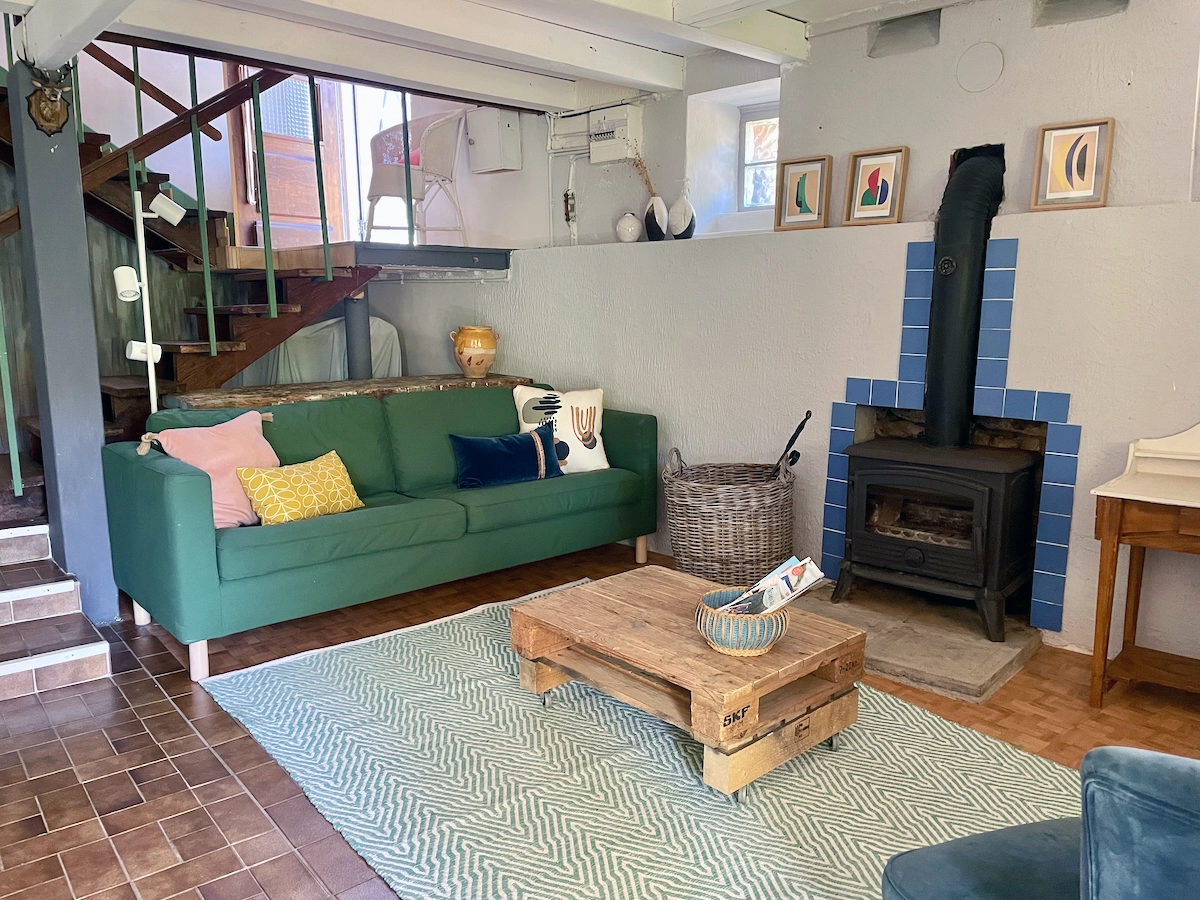 Salon — canapé et escalier